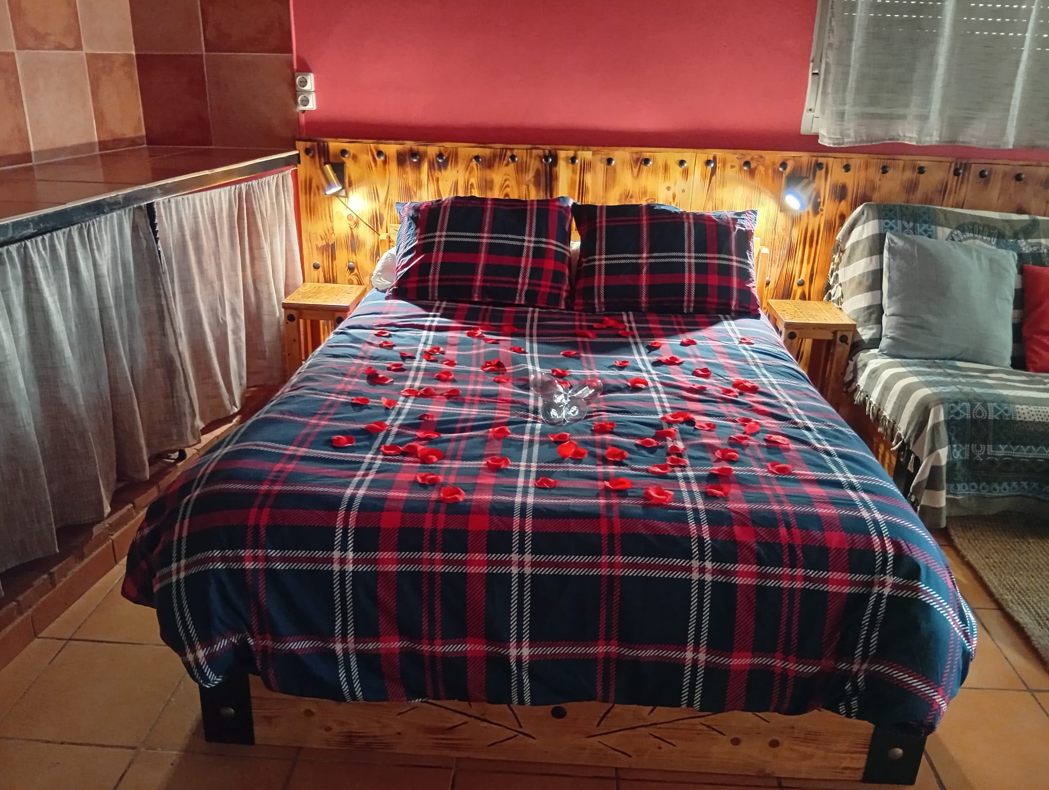 Cama preparada con pétalos de rosa
