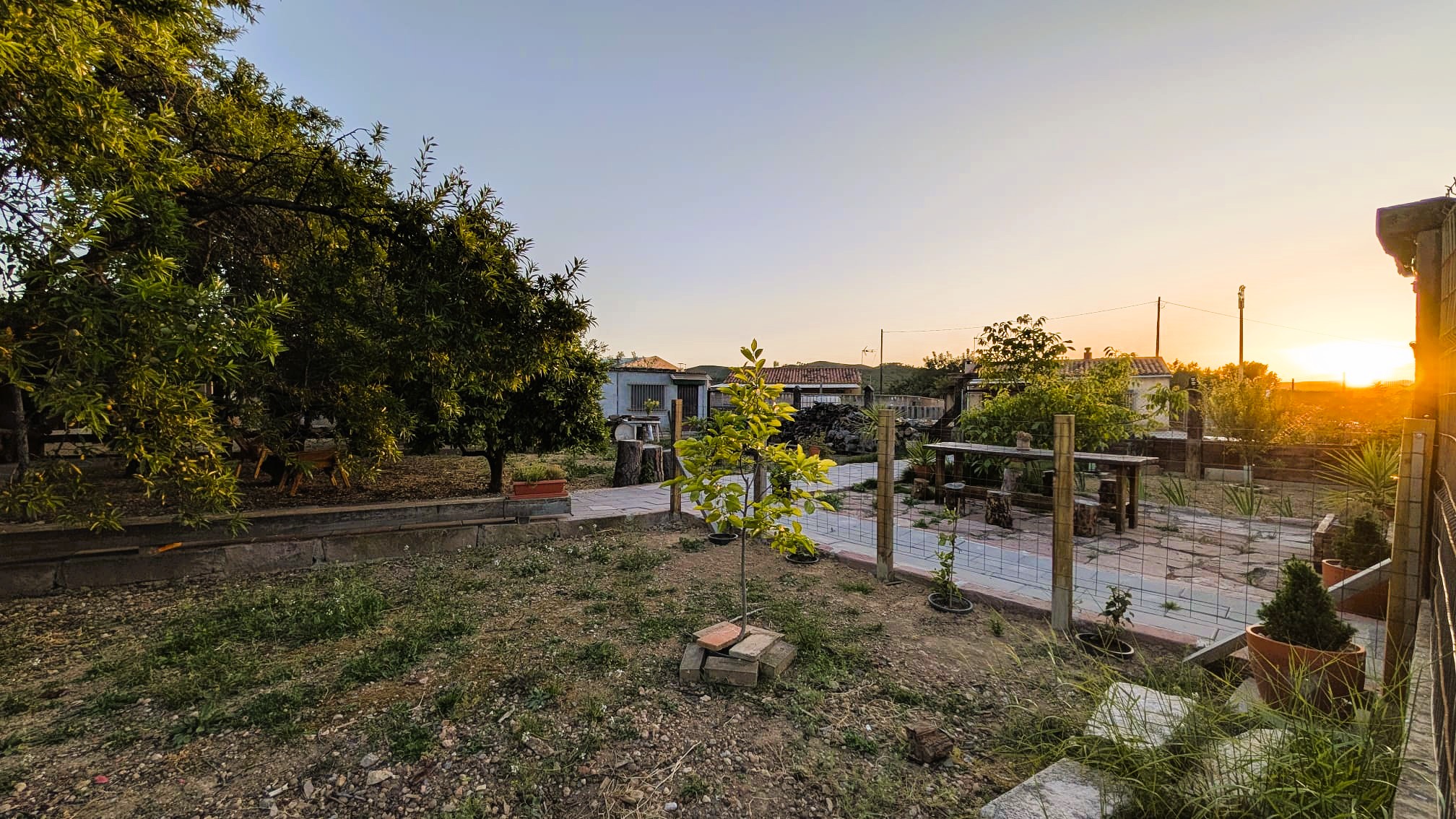 Atardecer en el jardín de La Traviesa, Soneja