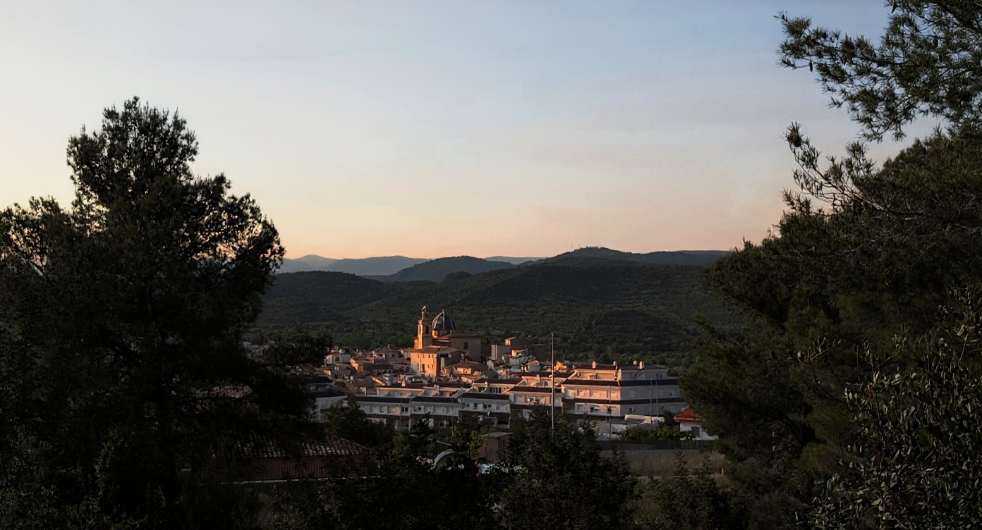 Vista panorámica de Soneja con la iglesia desde la sierra