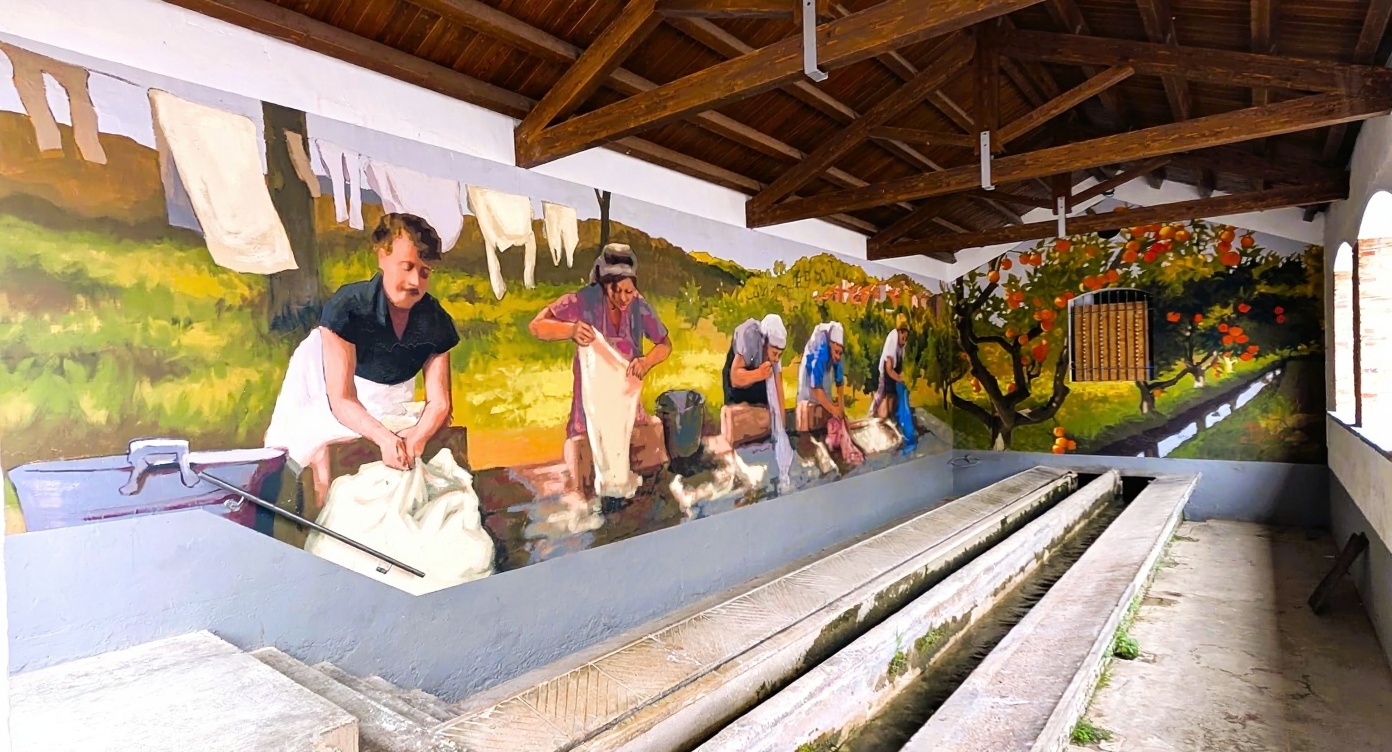 Lavadero público con mural
