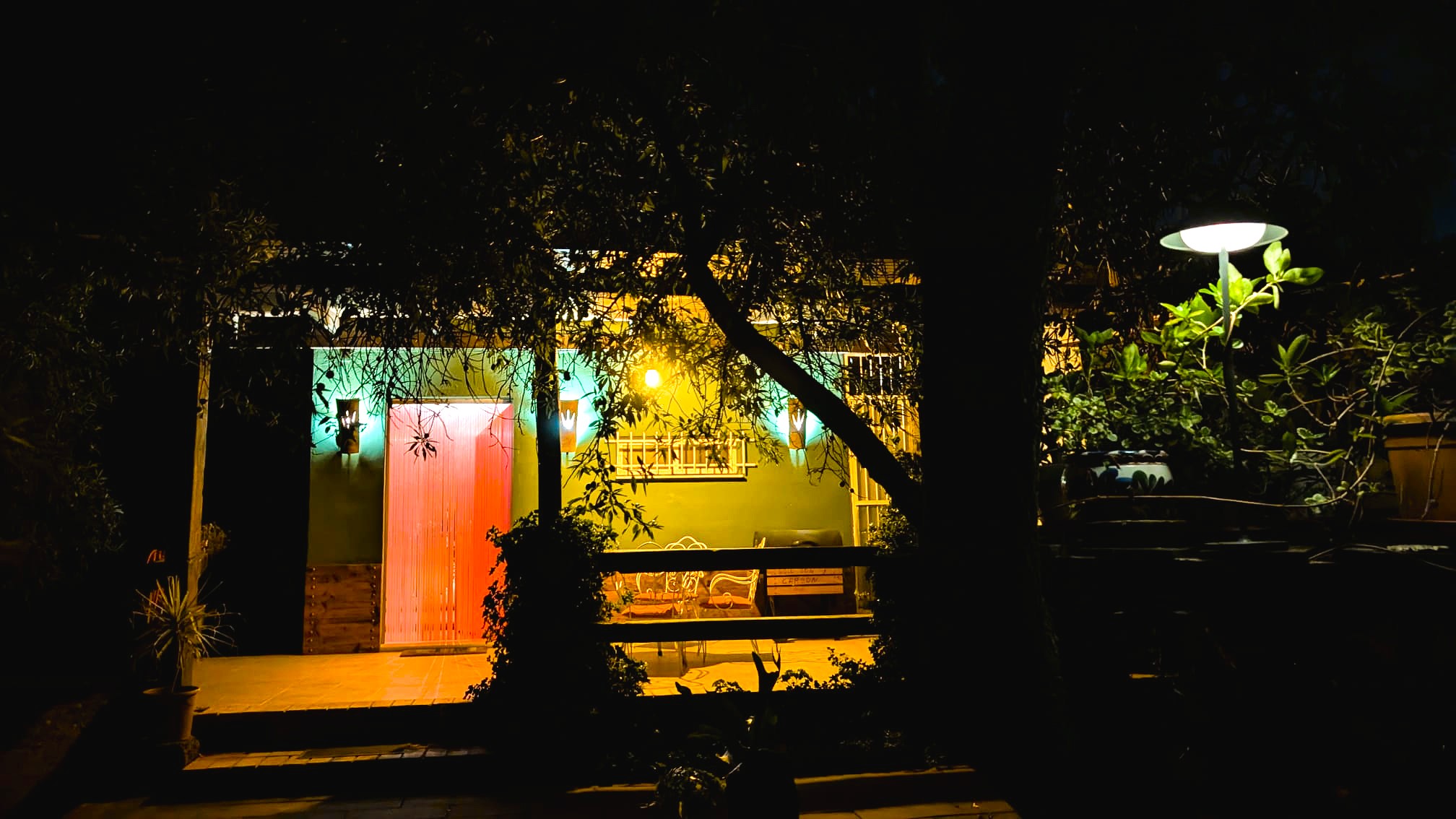 La Traviesa iluminada de noche
