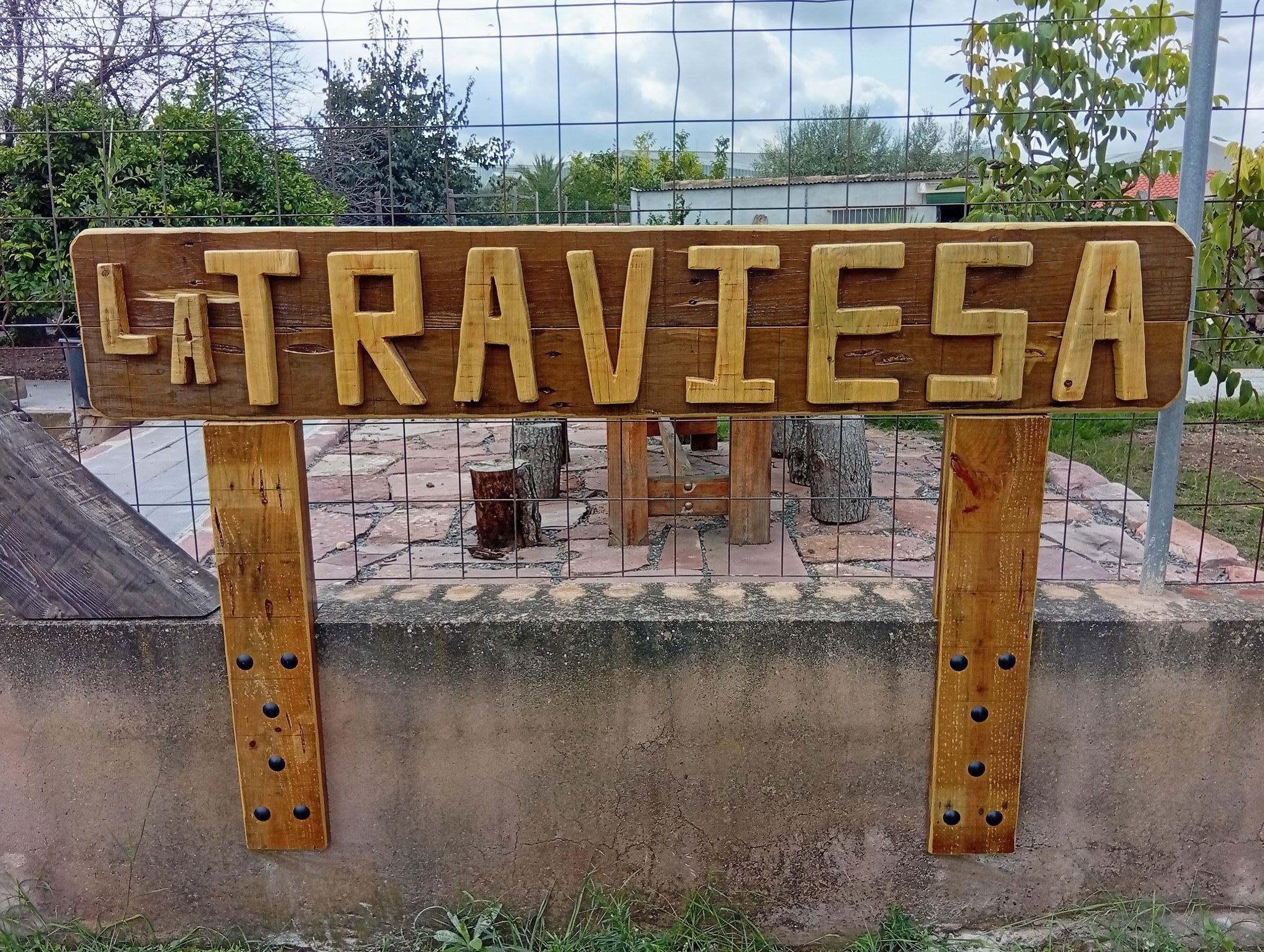 Cartel tallado La Traviesa a la entrada